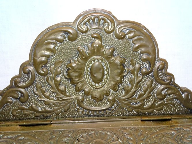 -BELLE ANCIENNE BOITE A COUVERTS XIXe LAITON REPOUSSE SUR BOIS COLLECTION    D