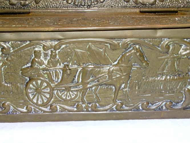 -BELLE ANCIENNE BOITE A COUVERTS XIXe LAITON REPOUSSE SUR BOIS COLLECTION    D