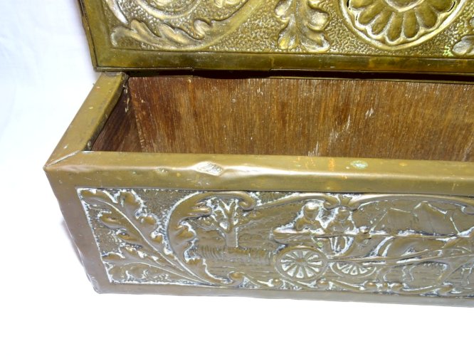 -BELLE ANCIENNE BOITE A COUVERTS XIXe LAITON REPOUSSE SUR BOIS COLLECTION    D