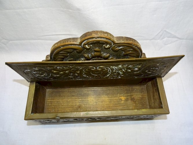 -BELLE ANCIENNE BOITE A COUVERTS XIXe LAITON REPOUSSE SUR BOIS COLLECTION    D