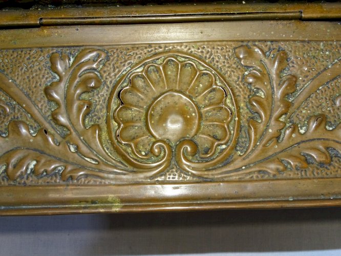 -BELLE ANCIENNE BOITE A COUVERTS XIXe LAITON REPOUSSE SUR BOIS COLLECTION    D