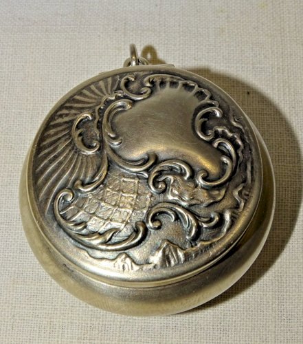 -BELLE ANCIENNE BOITE A PILULES EN ARGENT  Poinçons 800e 1 Croissant de Lune  D