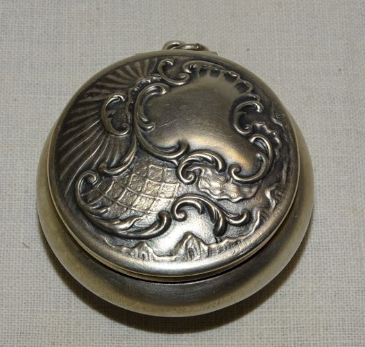 -BELLE ANCIENNE BOITE A PILULES EN ARGENT  Poinçons 800e 1 Croissant de Lune  D