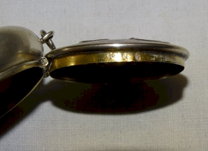 -BELLE ANCIENNE BOITE A PILULES EN ARGENT  Poinçons 800e 1 Croissant de Lune  D