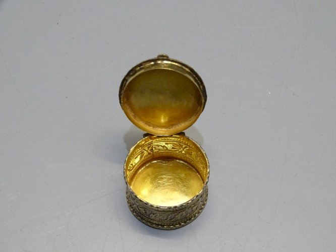 -BELLE ANCIENNE BOITE A PILULES RONDE ARGENT VERMEIL DECOR BICHES orig.INDE?  D