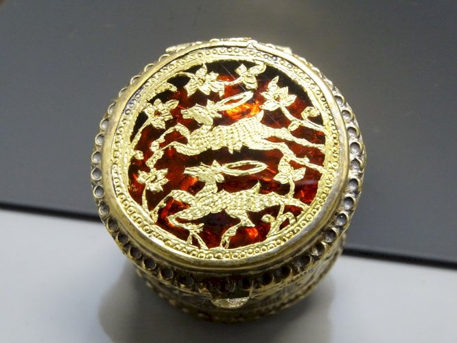 -BELLE ANCIENNE BOITE A PILULES RONDE ARGENT VERMEIL DECOR BICHES orig.INDE?  D