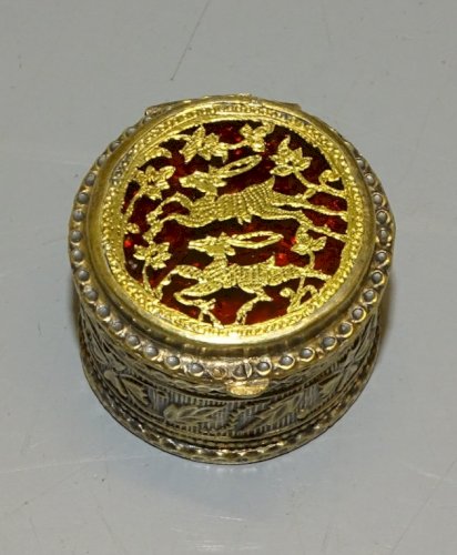 -BELLE ANCIENNE BOITE A PILULES RONDE ARGENT VERMEIL DECOR BICHES orig.INDE?  D