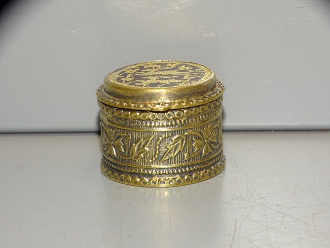 -BELLE ANCIENNE BOITE A PILULES RONDE ARGENT VERMEIL DECOR BICHES orig.INDE?  D