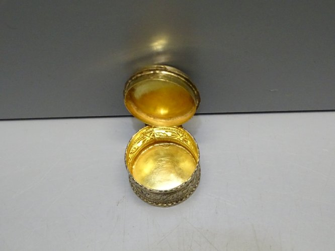-BELLE ANCIENNE BOITE A PILULES RONDE ARGENT VERMEIL DECOR BICHES orig.INDE?  D