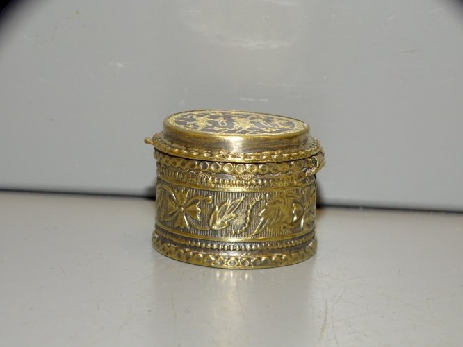 -BELLE ANCIENNE BOITE A PILULES RONDE ARGENT VERMEIL DECOR BICHES orig.INDE?  D