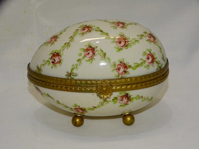 -BELLE ANCIENNE BOITE FORME OEUF PORCELAINE Goût SEVRES XVIIIe REPRODUCTION   D