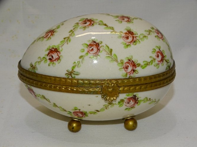 -BELLE ANCIENNE BOITE FORME OEUF PORCELAINE Goût SEVRES XVIIIe REPRODUCTION   D