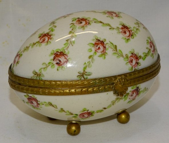 -BELLE ANCIENNE BOITE FORME OEUF PORCELAINE Goût SEVRES XVIIIe REPRODUCTION   D