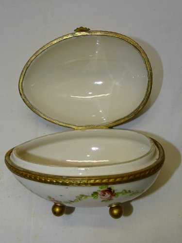 -BELLE ANCIENNE BOITE FORME OEUF PORCELAINE Goût SEVRES XVIIIe REPRODUCTION   D