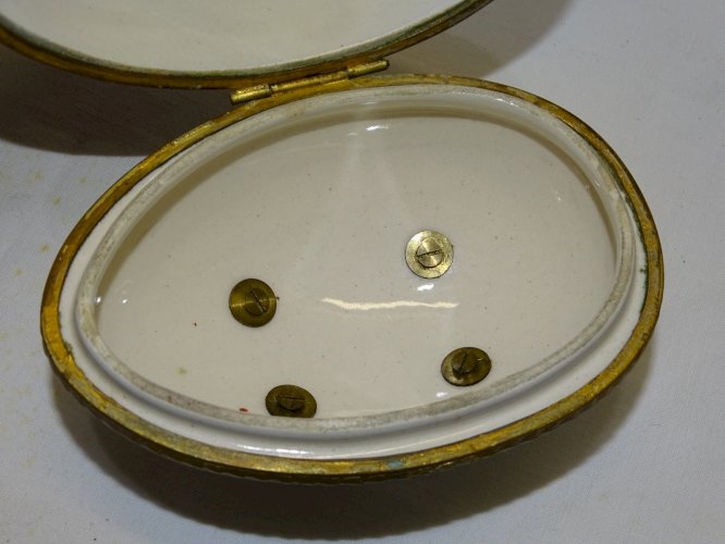 -BELLE ANCIENNE BOITE FORME OEUF PORCELAINE Goût SEVRES XVIIIe REPRODUCTION   D