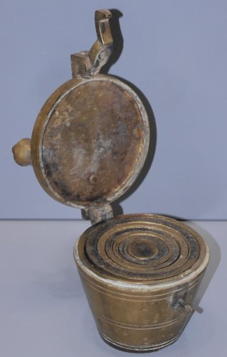 -BELLE ANCIENNE BOITE POIDS GODETS / CHARLEMAGNE BRONZE ou LAITON XXe VITRINE  D