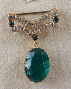 Beautiful vintage brooch, made of gold-tone metal, adorned with rhinestones.