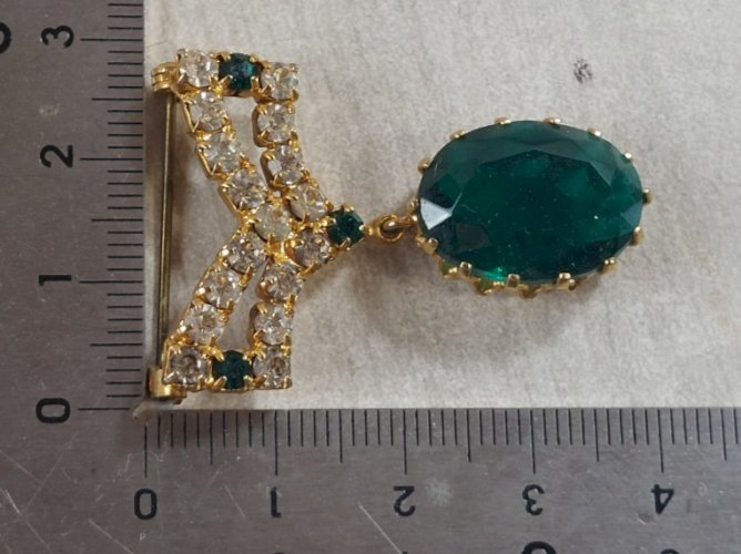 Belle ancienne broche, en métal doré, décor strass