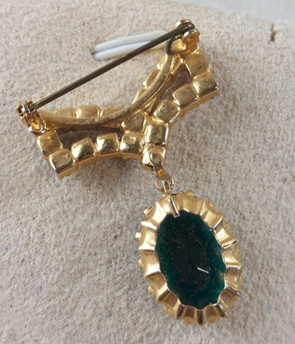 Belle ancienne broche, en métal doré, décor strass