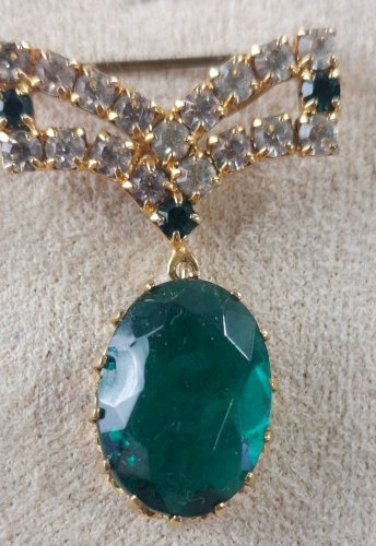 Belle ancienne broche, en métal doré, décor strass