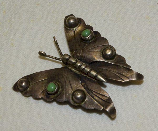 - BELLE ANCIENNE BROCHE PAPILLON EN ARGENT STERLING 925 2 PIERRES VERTES   D
