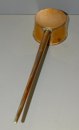 -BELLE ANCIENNE CASSOTTE LOUCHE A EAU COUADE en CUIVRE COLLECTION DECO   D