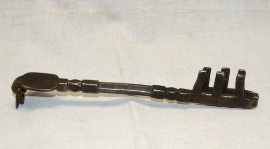 - BEAUTIFUL ANCIENT AFRICAN NORTH IRON FORGED KEY DISPLAY COLLECTION D