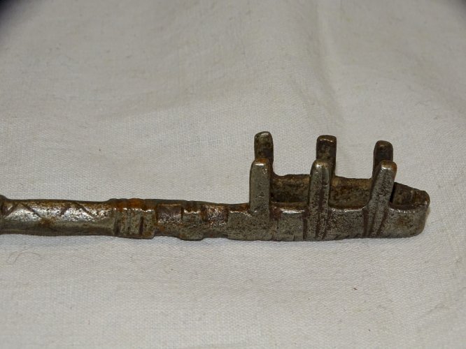 -BELLE ANCIENNE CLE AFRIQUE DU NORD FER FORGE COLLECTION déco VITRINE    D