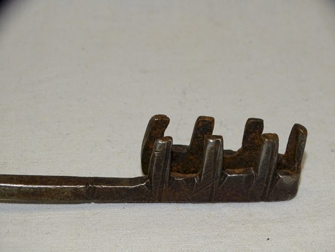 -BELLE ANCIENNE CLE AFRIQUE DU NORD FER FORGE COLLECTION déco VITRINE    D