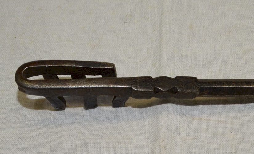 -BELLE ANCIENNE CLE AFRIQUE DU NORD FER FORGE COLLECTION déco VITRINE    D