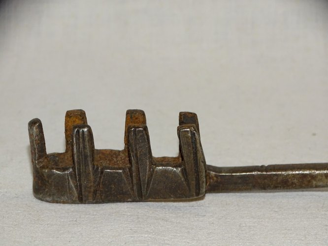 -BELLE ANCIENNE CLE AFRIQUE DU NORD FER FORGE COLLECTION déco VITRINE    D