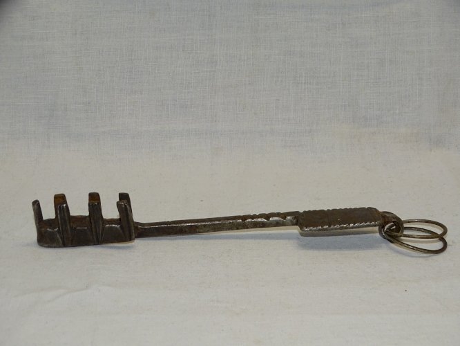 -BELLE ANCIENNE CLE AFRIQUE DU NORD FER FORGE COLLECTION déco VITRINE    D