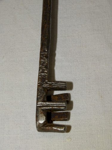 -BELLE ANCIENNE CLE AFRIQUE DU NORD FER FORGE COLLECTION déco VITRINE    D