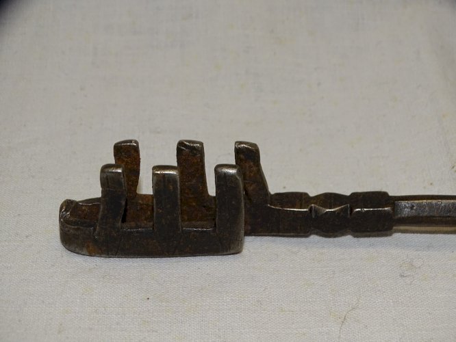 -BELLE ANCIENNE CLE AFRIQUE DU NORD FER FORGE COLLECTION déco VITRINE    D