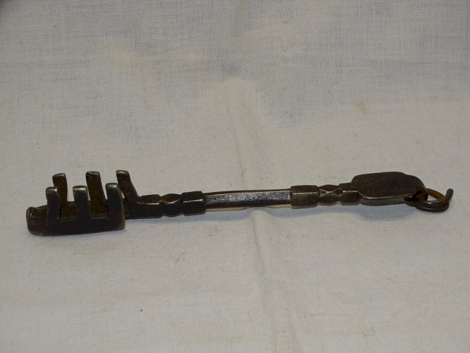 -BELLE ANCIENNE CLE AFRIQUE DU NORD FER FORGE COLLECTION déco VITRINE    D