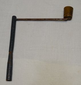 -BELLE ANCIENNE CLE CLEF DE PENDULE HORLOGE COMTOISE Carré 5,3 x 5,3 mm   D