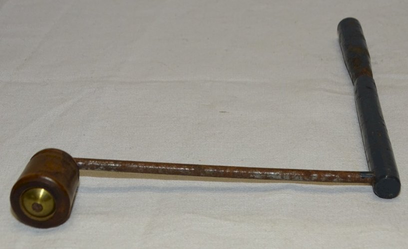 -BELLE ANCIENNE CLE CLEF DE PENDULE HORLOGE COMTOISE Carré 5,3 x 5,3 mm   D
