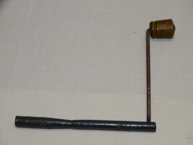 -BELLE ANCIENNE CLE CLEF DE PENDULE HORLOGE COMTOISE Carré 5,3 x 5,3 mm   D