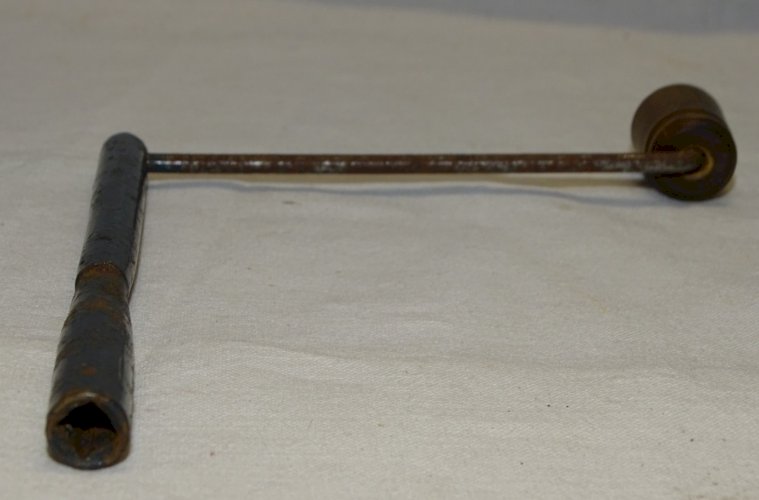 -BELLE ANCIENNE CLE CLEF DE PENDULE HORLOGE COMTOISE Carré 5,3 x 5,3 mm   D
