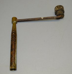 -BELLE ANCIENNE CLE DE COMTOISE avec BOUTON BOIS COLLECTION PENDULE HORLOGE   D