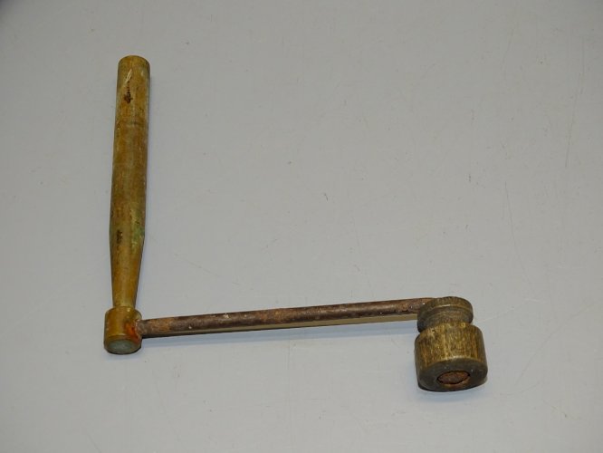 -BELLE ANCIENNE CLE DE COMTOISE avec BOUTON BOIS COLLECTION PENDULE HORLOGE   D