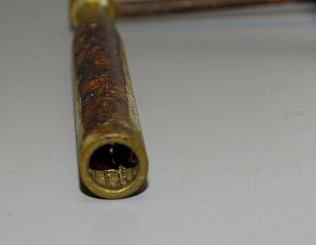 -BELLE ANCIENNE CLE DE COMTOISE avec BOUTON BOIS COLLECTION PENDULE HORLOGE   D