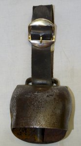 -BELLE ANCIENNE CLOCHE de CHEVRE SUISSE 1969 2/0 COLLIER CUIR COLLECTION    D