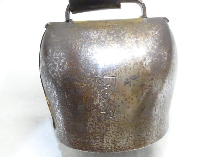-BELLE ANCIENNE CLOCHE de CHEVRE SUISSE 1969 2/0 COLLIER CUIR COLLECTION    D