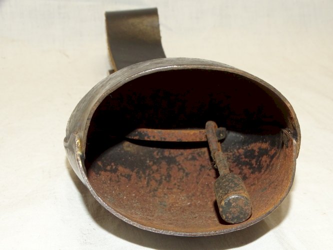 -BELLE ANCIENNE CLOCHE de CHEVRE SUISSE 1969 2/0 COLLIER CUIR COLLECTION    D