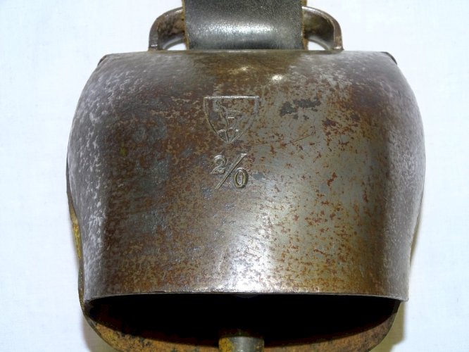 -BELLE ANCIENNE CLOCHE de CHEVRE SUISSE 1969 2/0 COLLIER CUIR COLLECTION    D