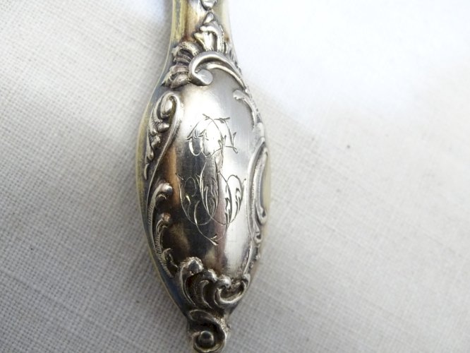-BELLE ANCIENNE CUILLERE A FRAISES ARGENT poinçon MINERVE TITRE 2