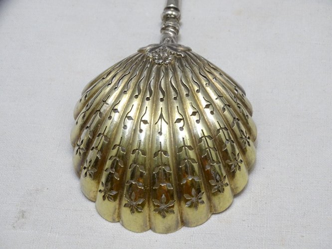 -BELLE ANCIENNE CUILLERE A SAUPOUDRER ARGENT poinçon Tête Sanglier 800e   D