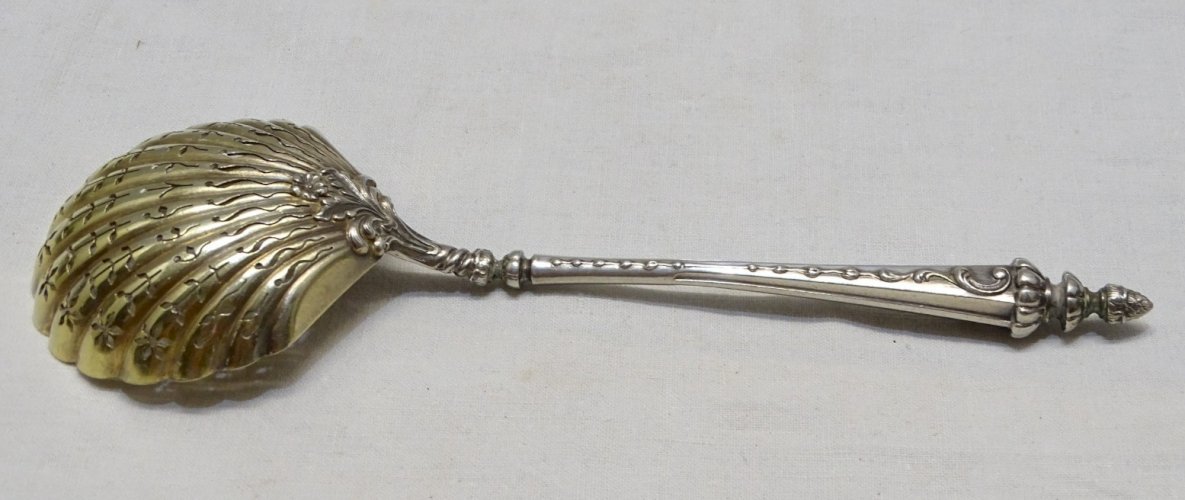 -BELLE ANCIENNE CUILLERE A SAUPOUDRER ARGENT poinçon Tête Sanglier 800e   D