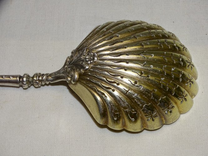 -BELLE ANCIENNE CUILLERE A SAUPOUDRER ARGENT poinçon Tête Sanglier 800e   D